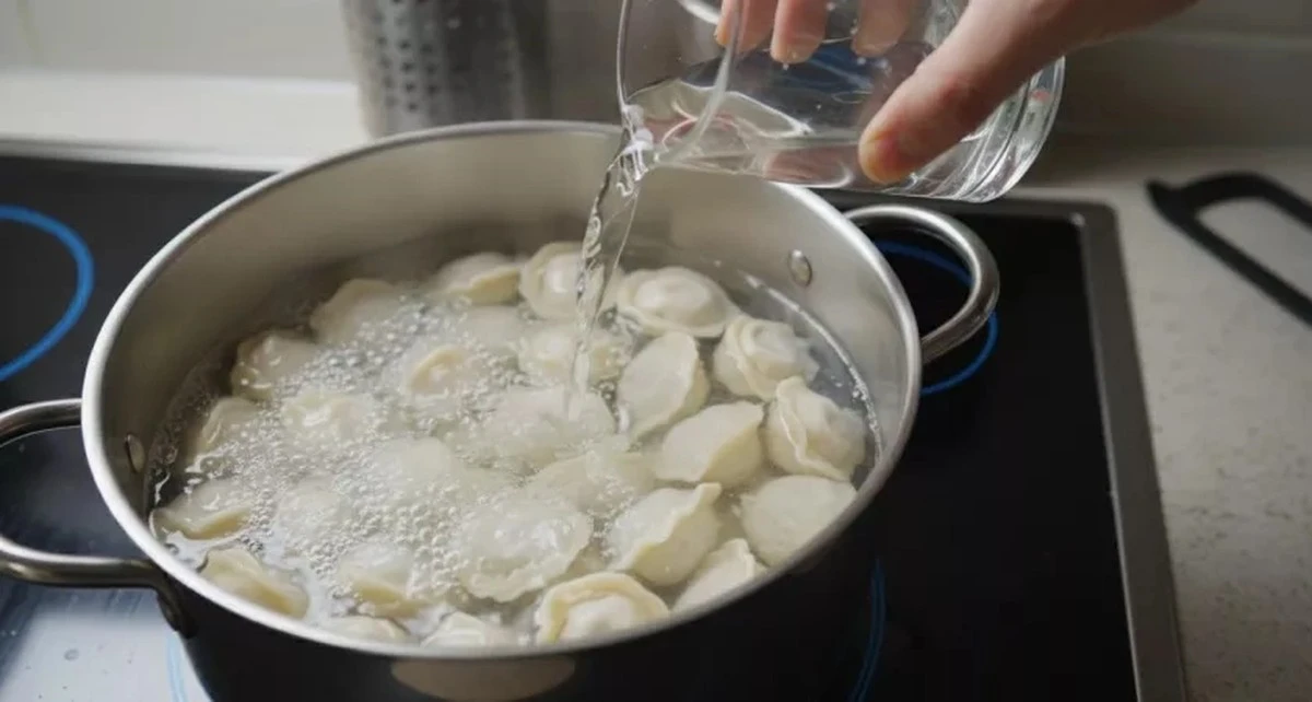 Dlaczego po zagotowaniu do pierogów dodaje się szklankę wody – niezawodny trik mistrzów kuchni