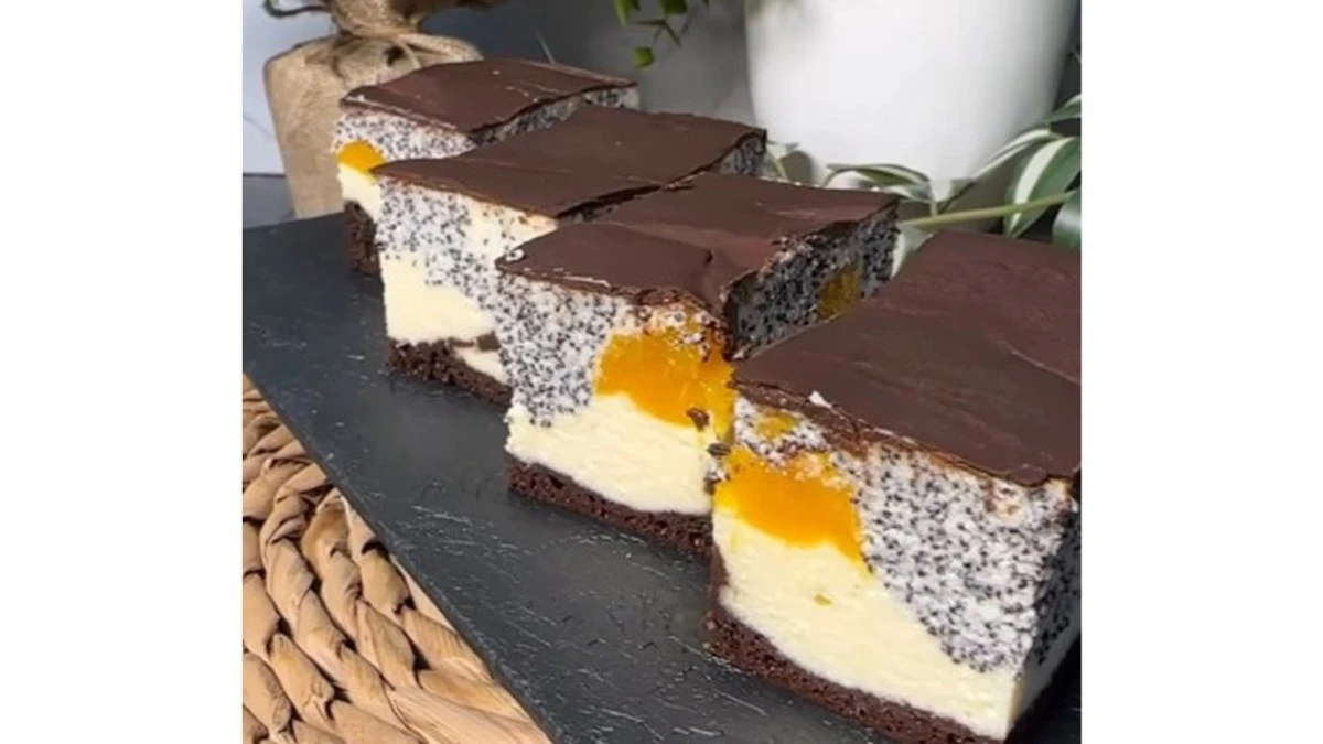 Trójwarstwowy sernik z makiem i brzoskwiniami – elegancki deser na 8 marca