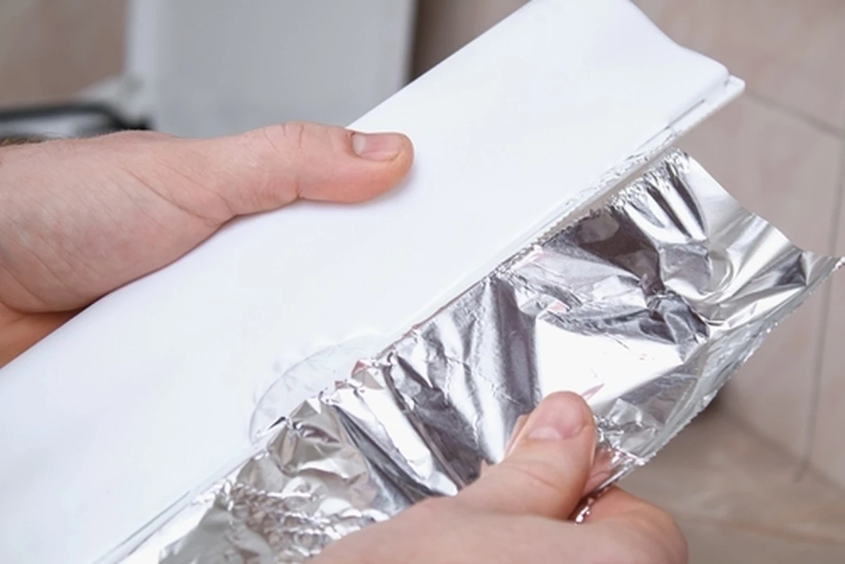 Babcia przez całe życie owijała nogi folią aluminiową – gdy powiedziała dlaczego, przestałam się śmiać