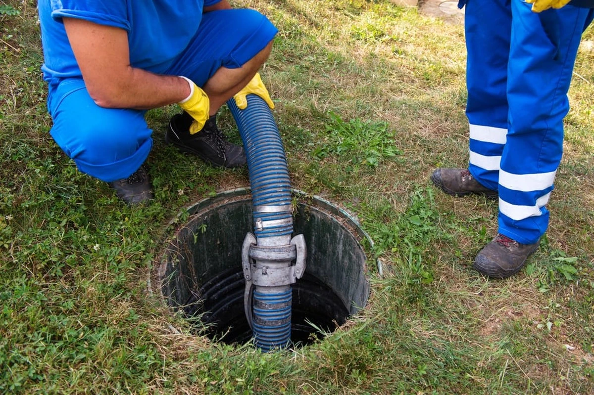Dwa wiadra wrzątku z sodą oczyszczoną rozwiążą problem smrodu z szamba zimą - image 1