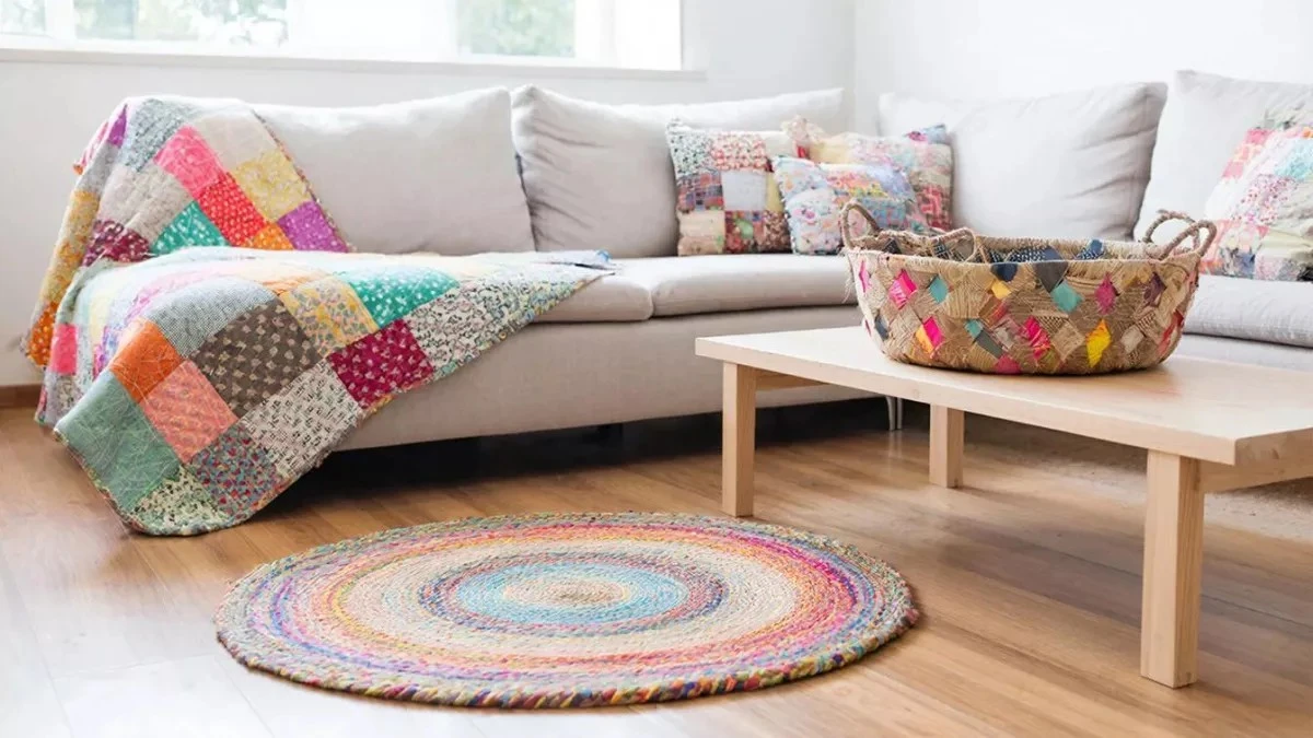 Nie wyrzucaj starych ubrań – zamień je w designer'skie dodatki. Proste triki, które odmienią Twój dom.