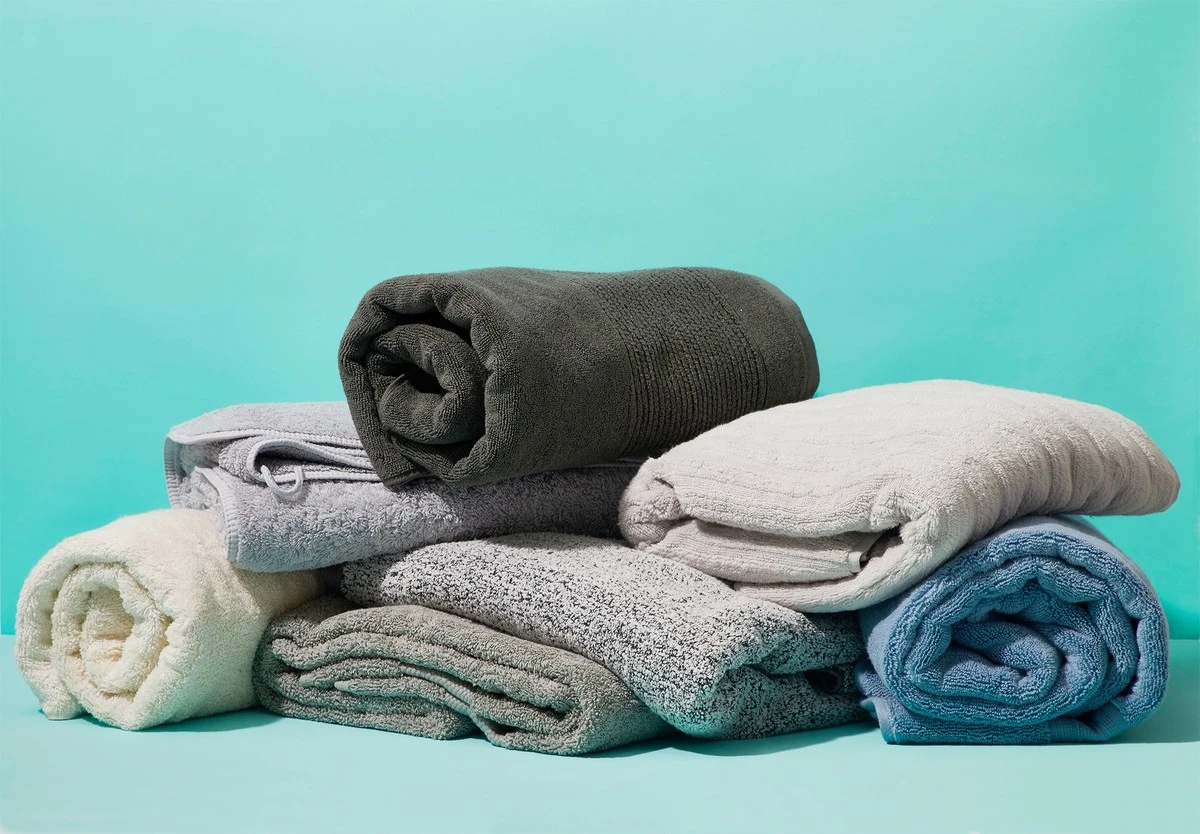 Jedna łyżka na miskę – a ręczniki stają się miękkie jak letnia chmurka: trik z hoteli SPA - image 1