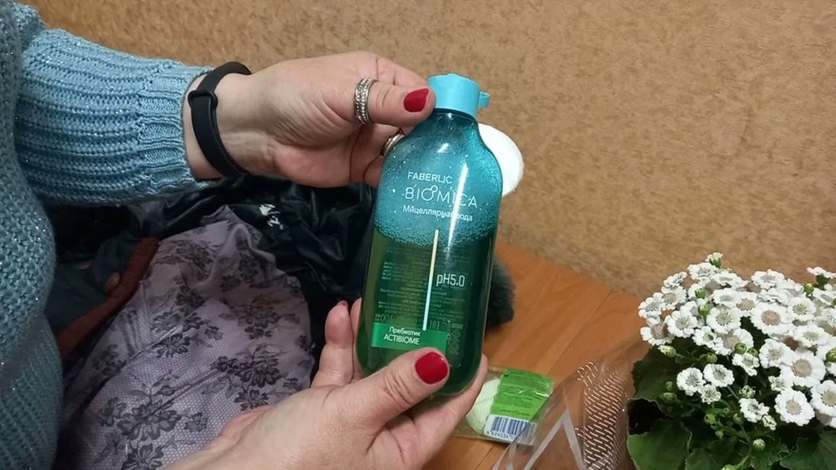 Sąsiadka spojrzała na moją zimową kurtkę i zapytała: „Po co ją oddajesz do pralni?” – pokazała trik na dwa krople