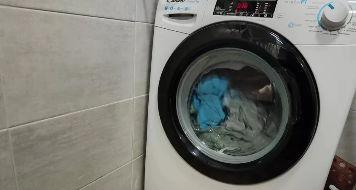 Proste triki, które odmienią twoje pranie: 10 sekund, które ratują proszek i ubrania
