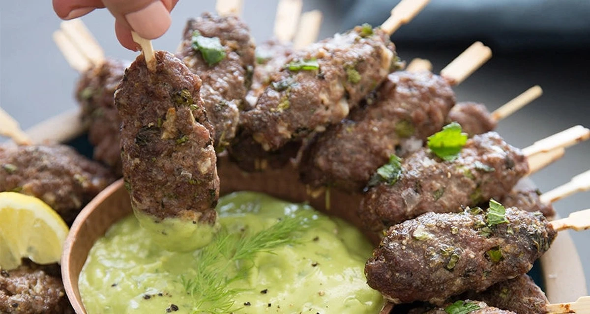 Mini kebaby w 20 minut: przepis, który sprawi, że goście pomyślą, że gotowałeś cały dzień - image 1