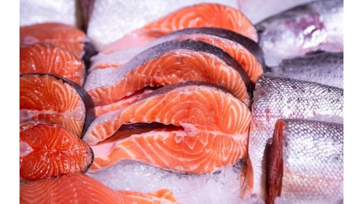4 sygnały, że Twoja łosoś jest farbowana – i jak sklepy tuszują tani produkt pod luksusową maską