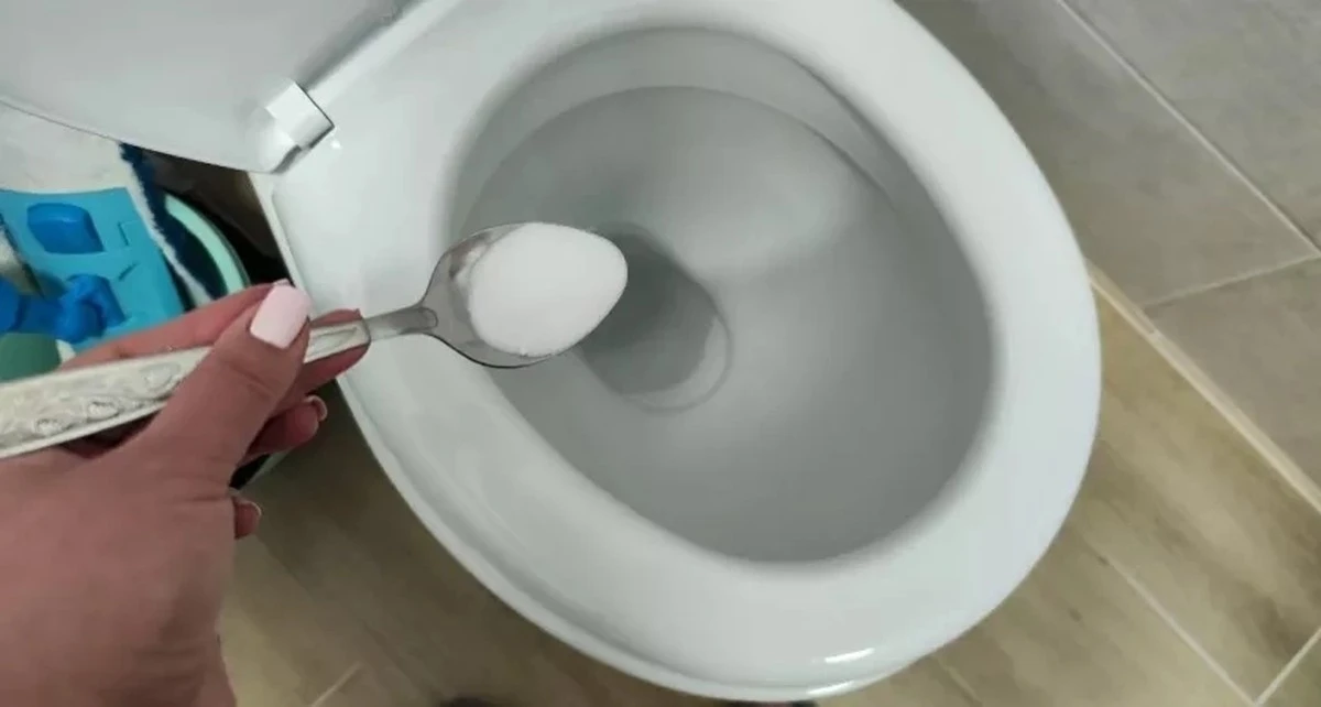 Dlaczego warto sypać sól do toalety? Zapamiętaj to na całe życie