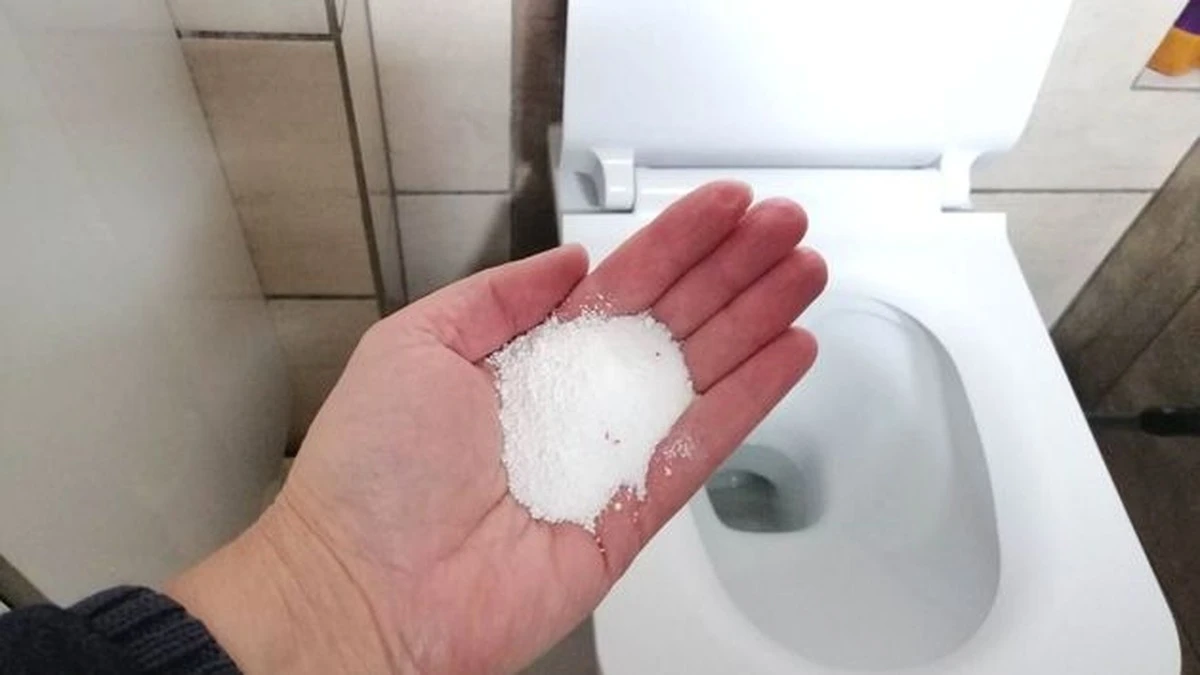 wsypsoldotoalet-extra-1.webp Wsyp sól do toalety i zlewu wieczorem – rano zauważysz zadziwiający efekt - image 1