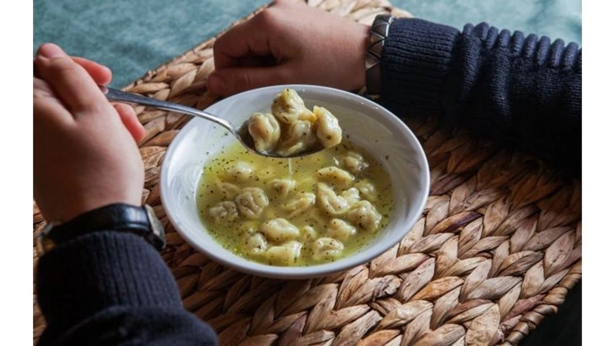 Zupa z pierogów w 20 minut: ratunek dla zapracowanych na obiad