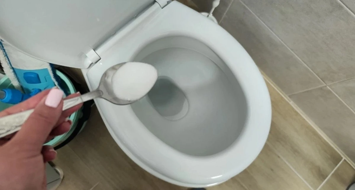 Wsyp sól do toalety i zlewu wieczorem – rano zauważysz zadziwiający efekt