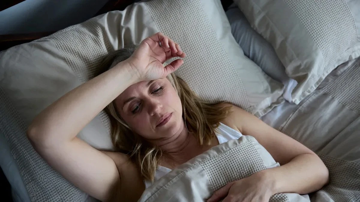 Dlaczego twoje noce są wilgotne? 5 objawów przedmenopauzy, których nie możesz zignorować