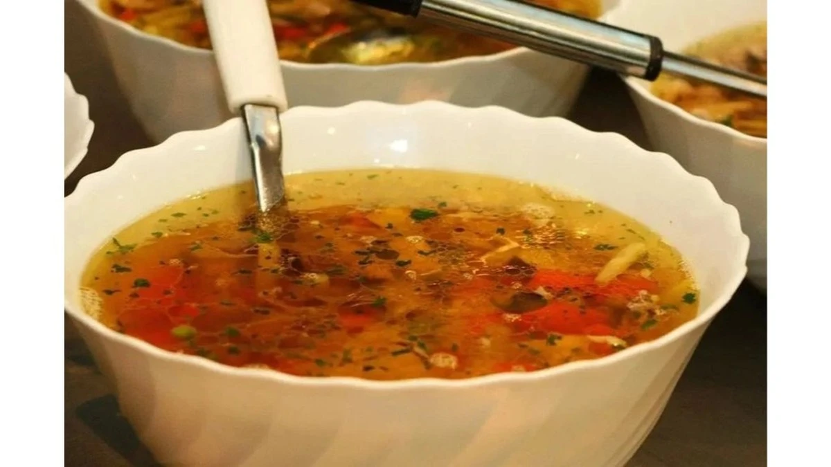 Sekret babci: Dodaj tę jedną rzecz do zupy na 10 minut przed końcem, a aromat zachwyci sąsiadów