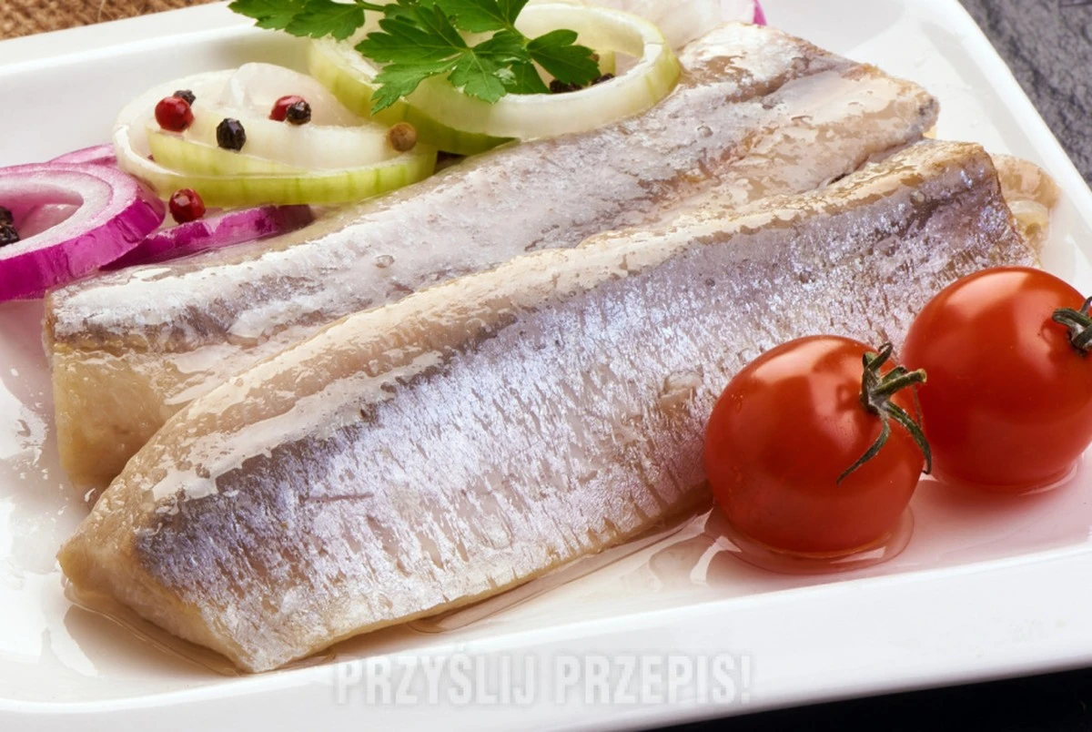 Jedna łyżka kefiru zamienia śledzia w coś pysznego. Sekret kusi od 20 lat - image 1