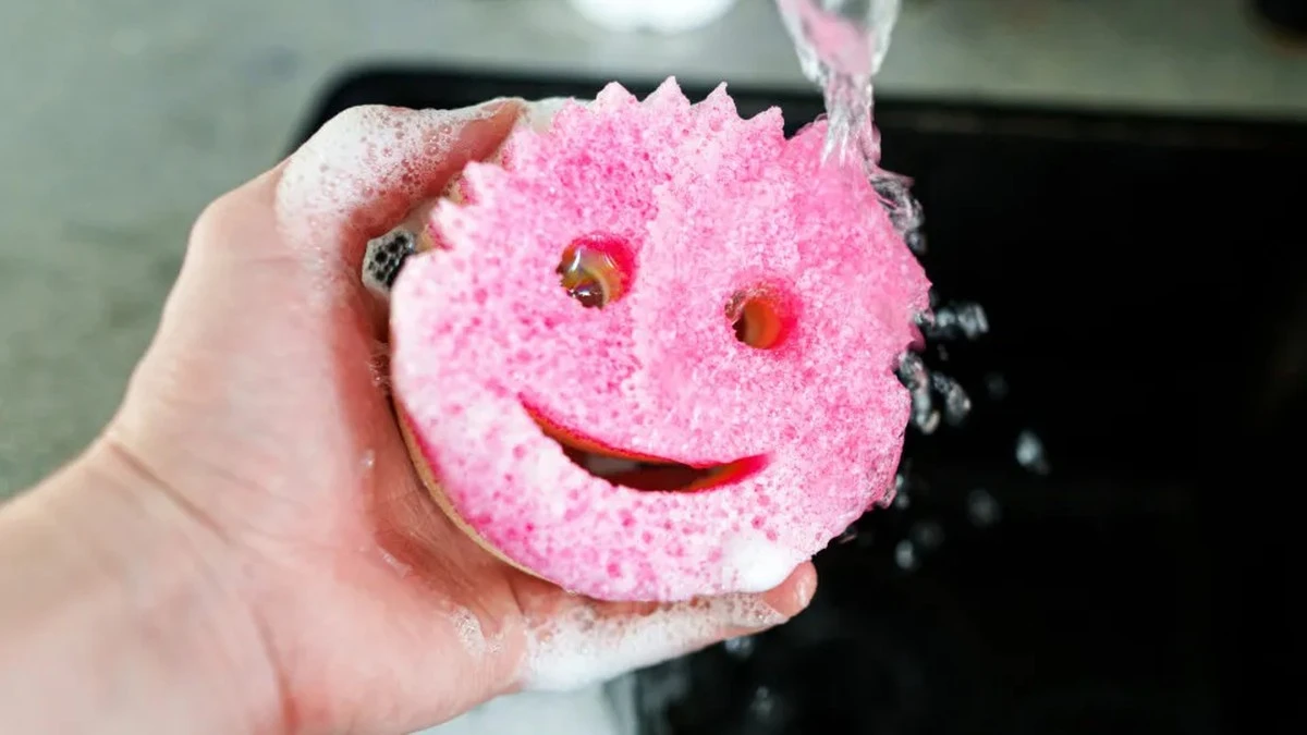 Ten trik ze Scrub Daddy, o którym musisz wiedzieć – Twój zlew nigdy nie będzie taki sam