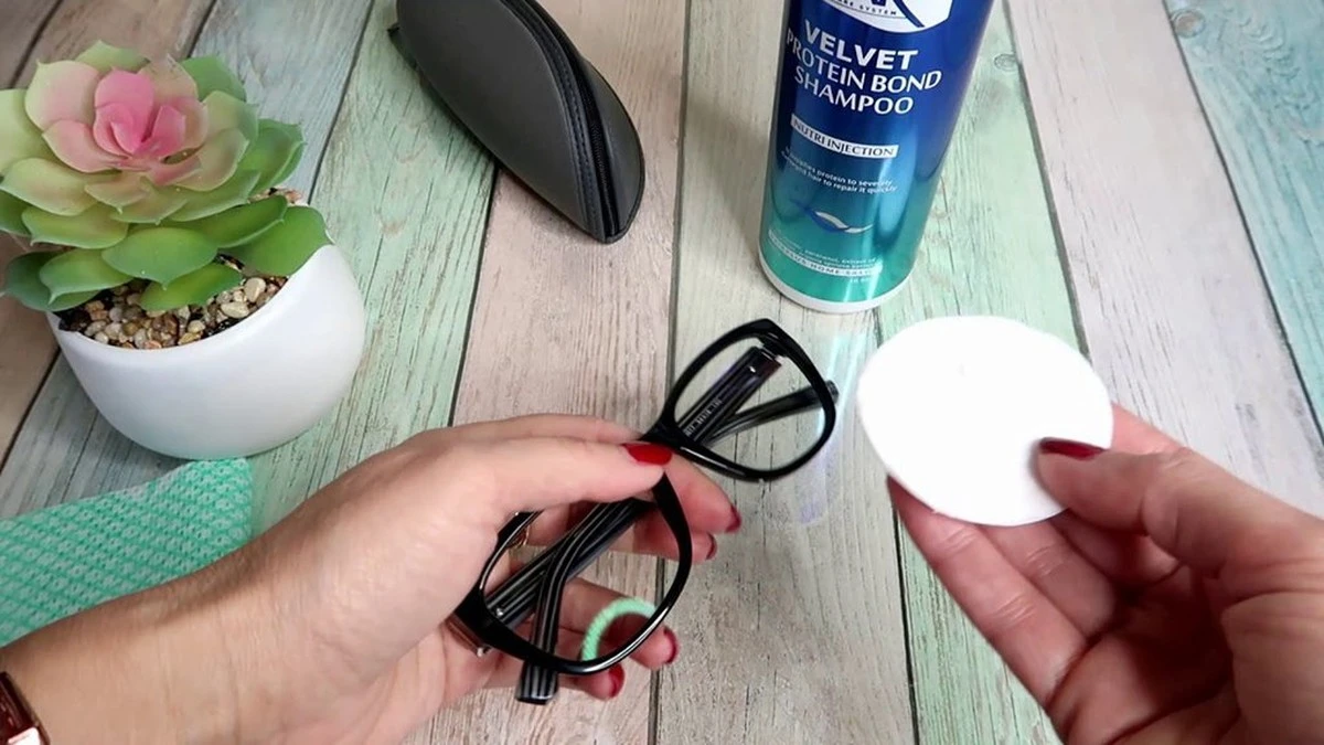 Jeden mały trik z mydłem ratuje okulary przed parowaniem w chłodne dni
