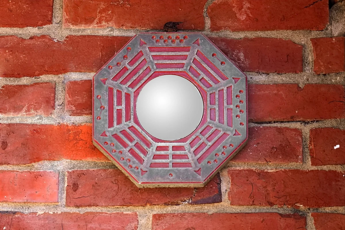 dlaczegofengshu-extra-1.webp Dlaczego feng shui zabrania umieszczania luster naprzeciw drzwi wejściowych? Sprawdź, co mówi sztuka aranżacji przestrzeni. - image 1