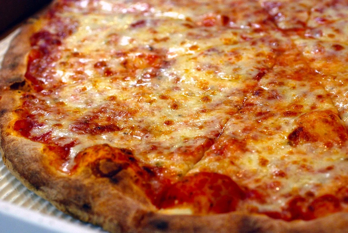 sekretpizzynowo-extra-1.webp Sekret pizzy nowojorskiej: Składnik, który odmieni Twoje domowe wypieki - image 1