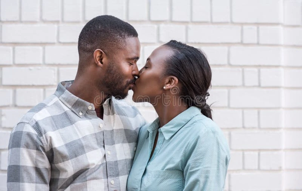 Jedno spojrzenie, a ciało szaleje: Dlaczego pocałunek działa jak probiotyk i ratuje Cię przed bólem? - image 1