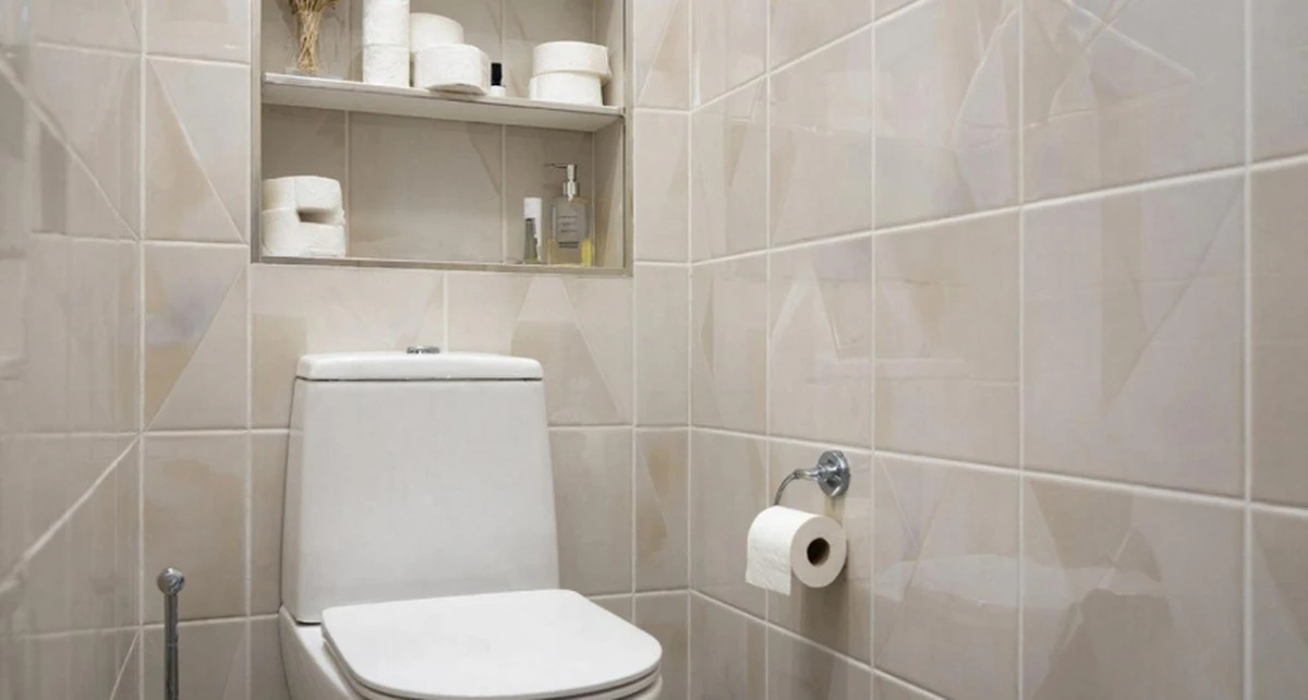 Ten prosty trik z rolki papieru toaletowego działa lepiej niż spraye do wc