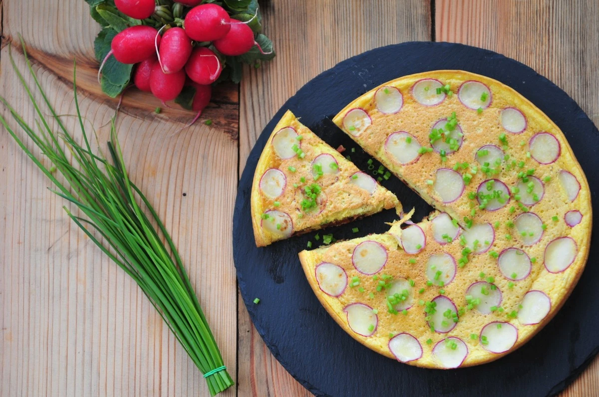 zapomnijotymcow-extra-1.webp Zapomnij o tym, co wiesz o jajecznicy. Ten sekretny przepis z PRL-u na puszysty omlet dostał pensję - image 1