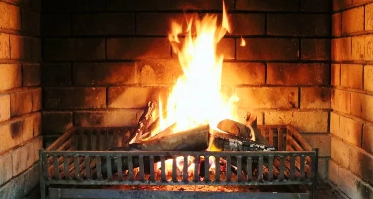Zaskakujący trik z 2 polanami drewna: Twój komin będzie lśnić jak nowy